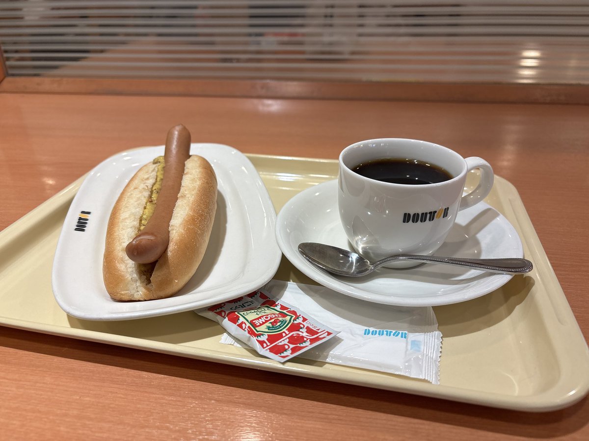 ホットドックが無性に食べたくなったので、ドトールコーヒーへ。ブレンド280円は珈琲チェーン店の中では安すぎる。フードもコーヒーも安定の美味しさ。
#ドトール
#カフェランチ