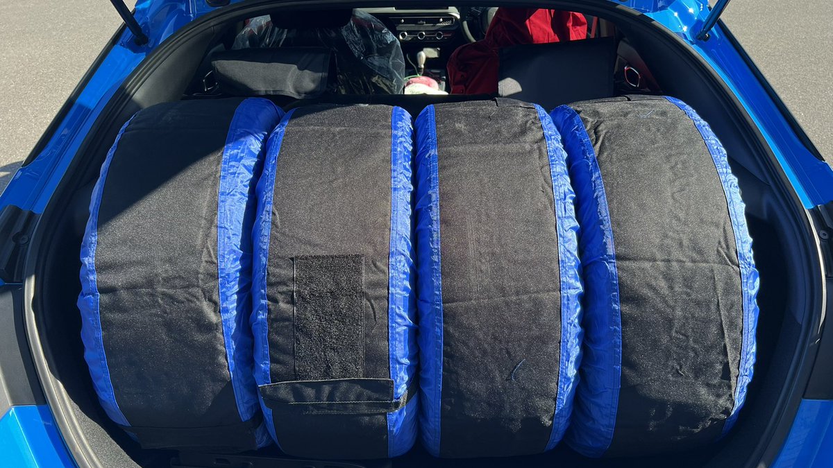 リアシート倒さずに245サイズのタイヤ4本積めるの素晴らしい