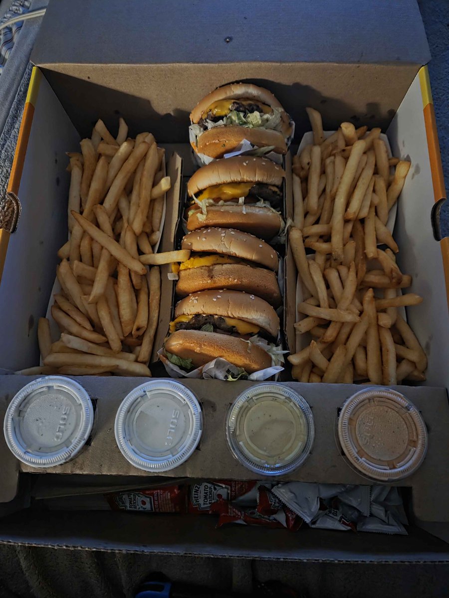 CosplayInflatee's tweet image. in Yor Forger cosplay and I’m boutta eat all this