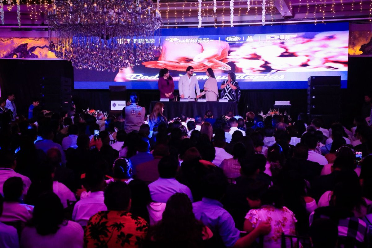 Acompañé a 166 parejas que formalizaron su unión civil en las Bodas Comunitarias del WTC Mexiquense.

#AquGobiernaLaEsperanza #Naucalpan