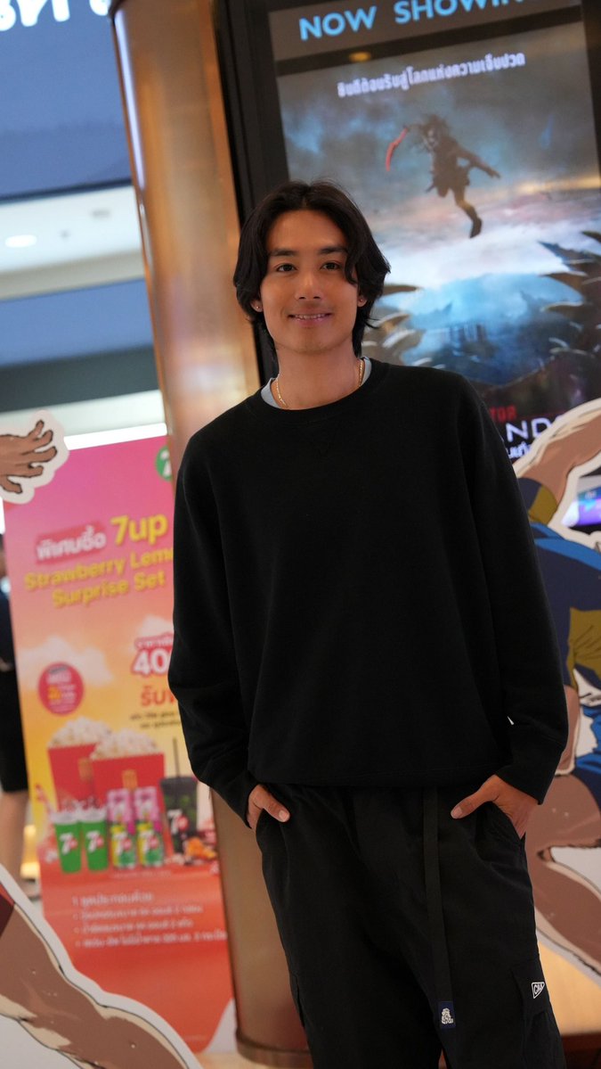 The100ChannelT1's tweet image. แก๊งนักวิ่งชวนดู “100 เมตร” 🏃‍♂️💨 หนังสร้างแรงบันดาลใจ 🎬✨

🏅 ผลงานของ อุโอโตะ ผู้แต่งเรื่อง “สุริยะปราชญ์ทฤษฎีสีเลือด” ผ่านฝีมือการกำกับของ เคนจิ อิไวซาวะ 🎥 ภายใต้โปรเจกต์ “เมะ” 

วันนี้ 🎞️ ในโรงภาพยนตร์ 🍿🏟️

#100Meters  #100MAnime #TrackAndField #SportsAnime #KenjiIwaisawa…