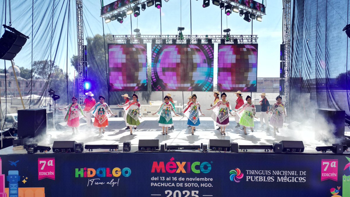GobiernoVer's tweet image. Veracruz mostró en el Tianguis Nacional de Pueblos Mágicos, en Pachuca, Hidalgo, su ballet folklórico, acompañado de música y luciendo nuestra vestimenta tradicional, reflejando la esencia de nuestra cultura y tierra. 💃🔥✨

#VeracruzEstáDeModa