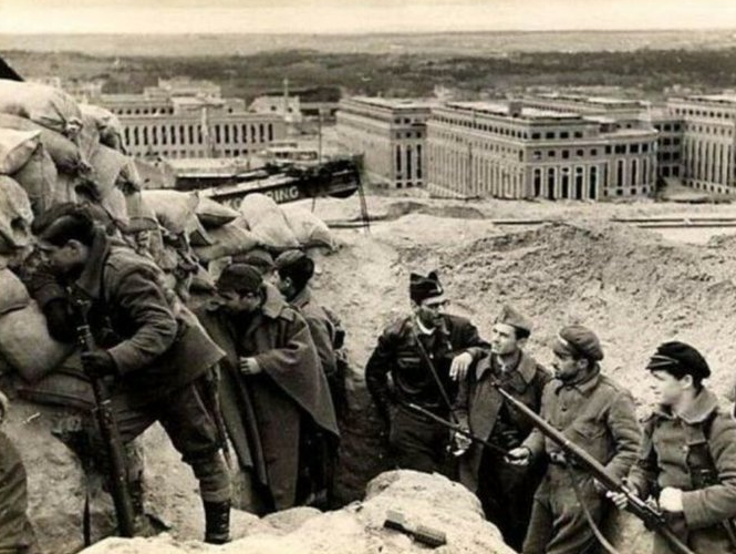 #OtD 15 Nov 1936 the Battle of Ciudad Universitaria began during the Spanish Civil War. Working-class people defended Madrid against the Nationalist forces, while British volunteers in the University City of Madrid used books as bullet-stopping barricades stories.workingclasshistory.com/article/8722/b…