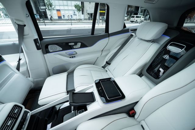 j_perform's tweet image. こういうショーファーカーで、
靴脱いだら足くさっ！ドライバーかわいそう！みたいにならないのかな？

脱ぐのも脱がれるのも抵抗あるな。

変な匂いを嗅がない権利を侵害される気分になる