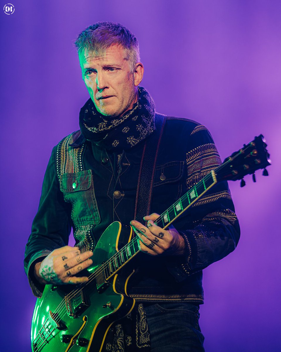 Josh Homme, al frente de Queens of the Stone Age durante su set en el festival Corona Capital.

📷 Franco Emmanuel