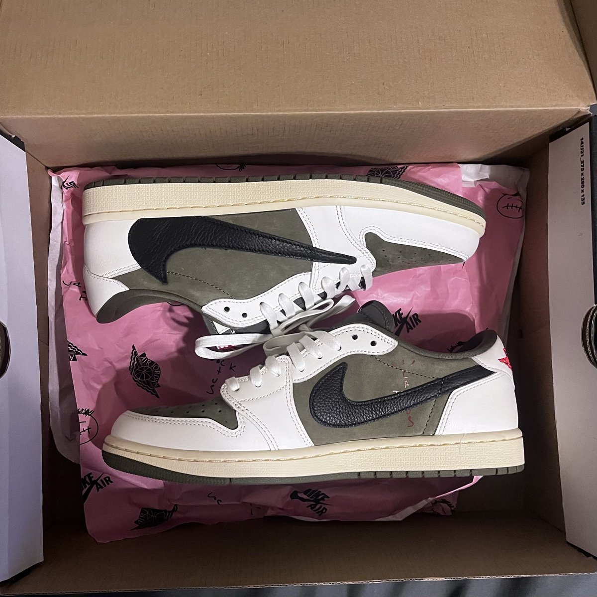 _Jodu_'s tweet photo. @nikestore

I’ve had these Travis Scott shoes for over a year from SNKRS, These were straight from SNKRS and apparently I should’ve gotten a special box and not just a regular jordan box. Is there a way I can get the right box? https://t.co/GOFDvhUOQq