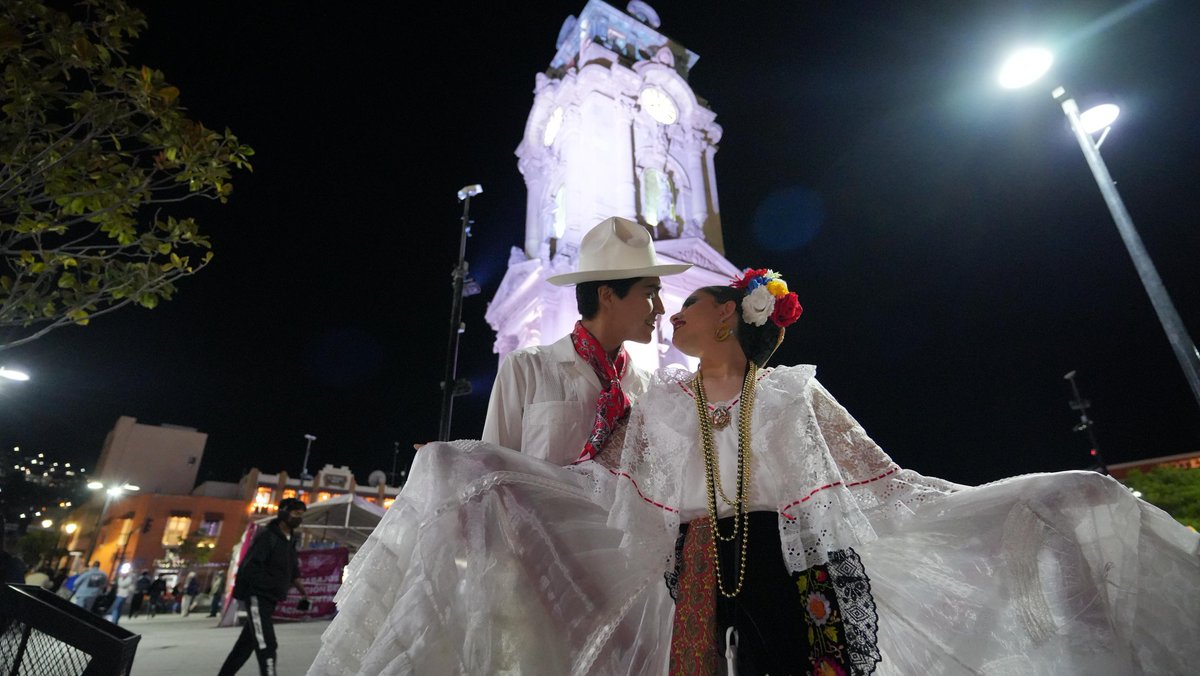 VeracruzTurismo's tweet image. Veracruz se hizo sentir en la Séptima Edición del Tianguis Nacional de Pueblos Mágicos 🇲🇽✨

La Torre del Reloj Monumental vibró con el Ballet Folklórico Hueye Ocotl 💃🔥

Llevamos nuestras tradiciones a este espacio emblemático.
#VeracruzEstáDeModa 🌴⚡️