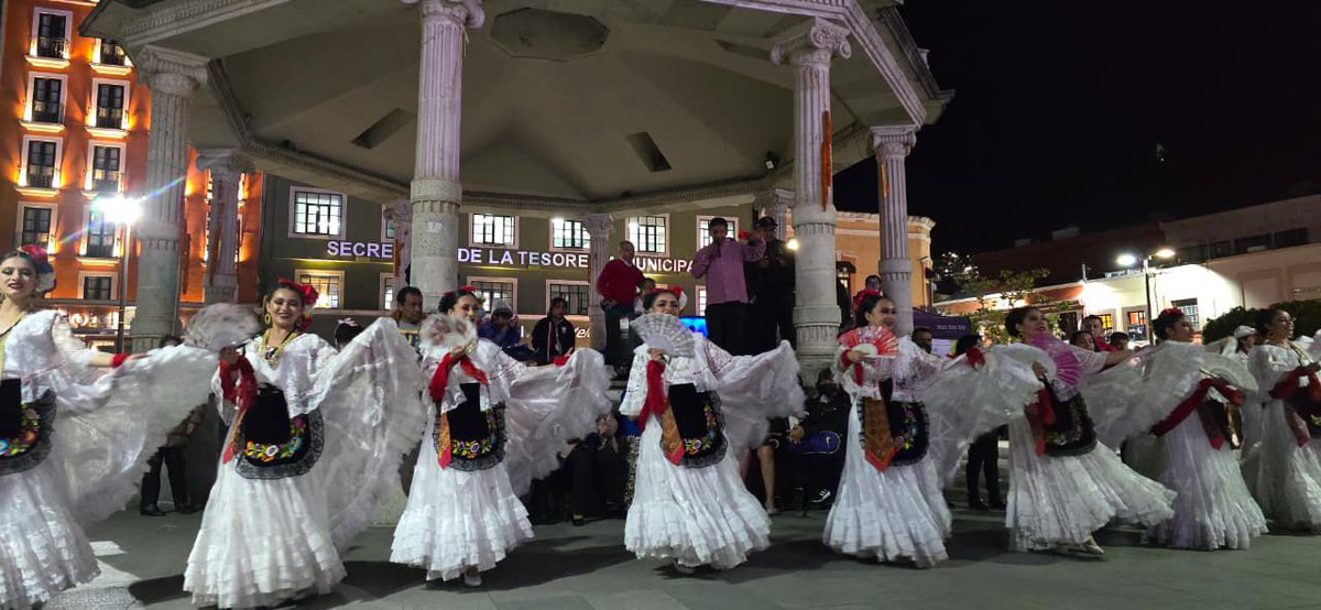 VeracruzTurismo's tweet image. Veracruz se hizo sentir en la Séptima Edición del Tianguis Nacional de Pueblos Mágicos 🇲🇽✨

La Torre del Reloj Monumental vibró con el Ballet Folklórico Hueye Ocotl 💃🔥

Llevamos nuestras tradiciones a este espacio emblemático.
#VeracruzEstáDeModa 🌴⚡️
