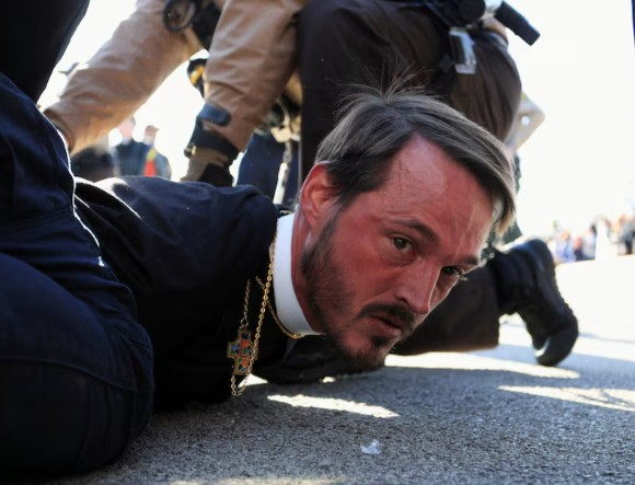 JamesTate121's tweet image. Matt Mikalatos &amp;lt;&amp;lt;&amp;lt;&amp;lt;&amp;lt;VIA!

I keep looking at this picture of Michael Woolf, a minister in Illinois who was arrested today for exercising his freedom of speech outside of the Broadview ICE facility... the same facility that has turned away priests offering Communion to detainees,…