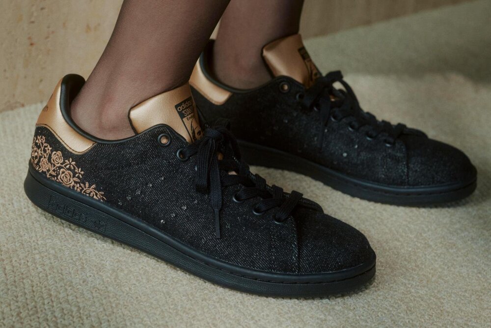 アディダス“フラワー刺繍”の「スタンスミス」スニーカー、デニム