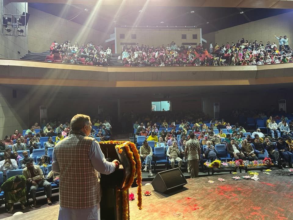 iamsatsharmaca's tweet image. जम्मू के अभिनव थिएटर में आयोजित डिवाइन लाइट सेंट मैरी कॉन्वेंट स्कूल के वार्षिक उत्सव में मुख्य अतिथि के रूप में सम्मिलित होने का सौभाग्य मिला।
विद्यालय परिवार को इस सफल एवं भव्य आयोजन के लिए हार्दिक बधाई और उज्ज्वल भविष्य की शुभकामनाएँ।
नई पीढ़ी की प्रतिभा और ऊर्जा को मंच मिलता…