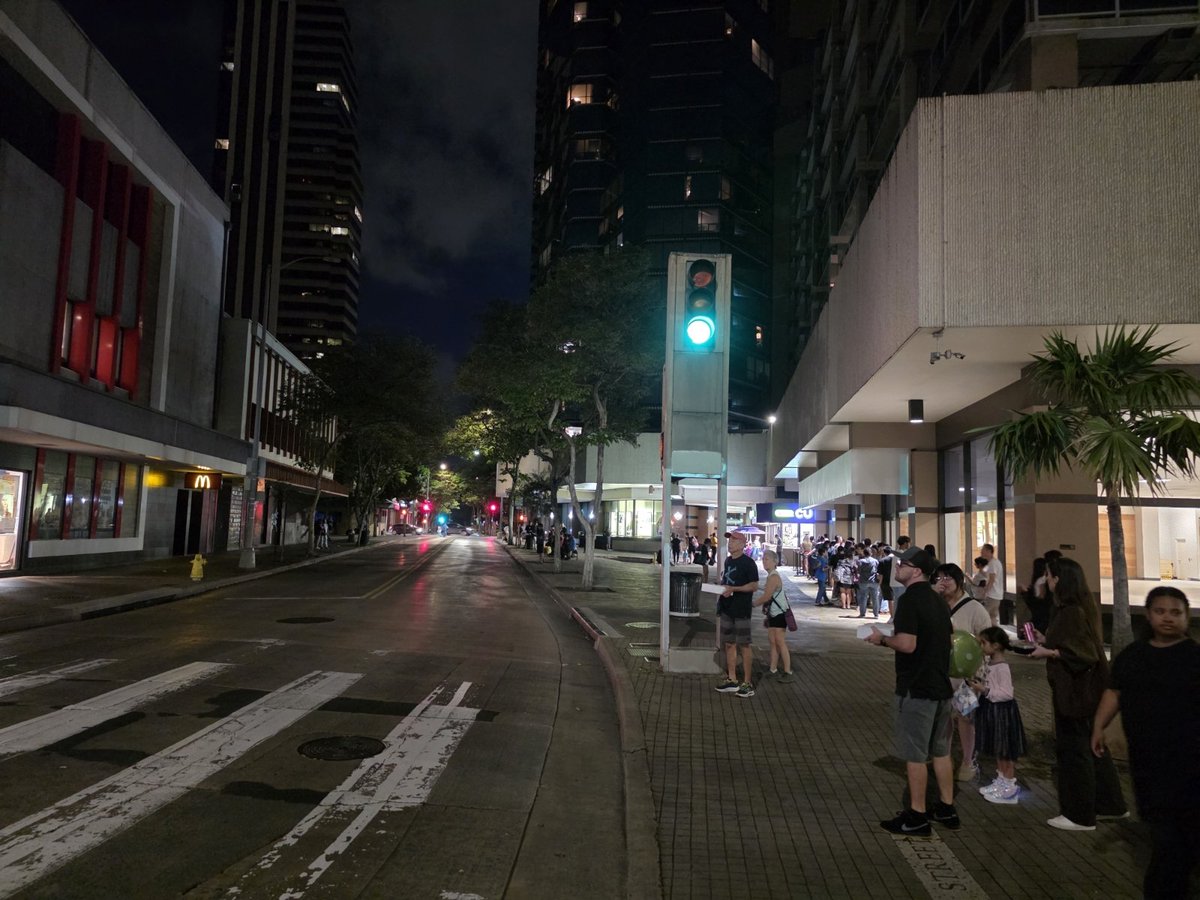 ninjaloha50's tweet photo. I don't think we're in Kansas anymore  #DoHo #DowntownHonolulu https://t.co/Z1WXKMSVQc
