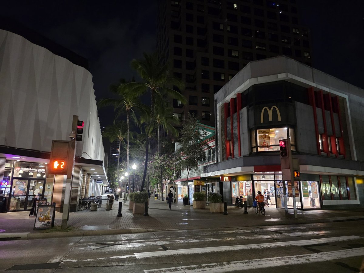 ninjaloha50's tweet photo. I don't think we're in Kansas anymore  #DoHo #DowntownHonolulu https://t.co/Z1WXKMSVQc