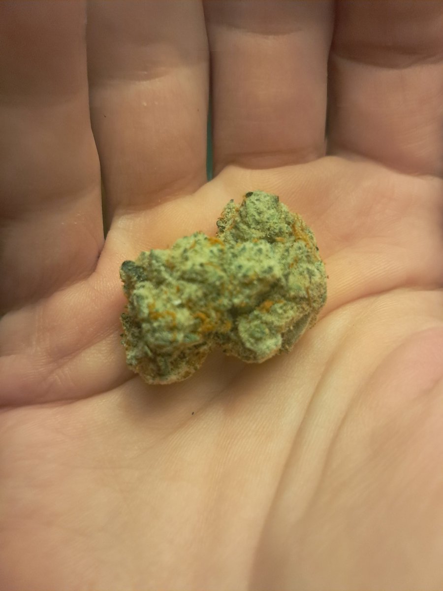 Flash vs no flash some homegrown flower of some Deep Fried Oreoz it was a clone a buddy gave me least spring it has a 75-80 day cure on it now its a good smoke wish I'd of taken clones off that clone 💯🔥💨