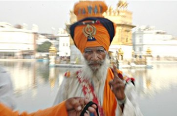 BGhrzc6A0's tweet image. The ceiling fan spins my thoughts into oblivion. #FanTherapy #SpinCycle