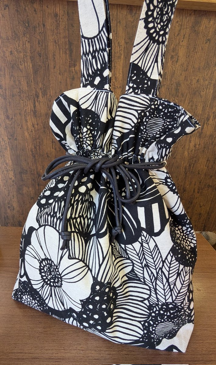 バッグ色々👜 巾着バッグは内ポケット付き！ 沢山入れられるタイプの