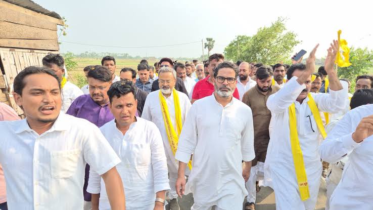 कुछ लोग पूछ रहे थे कि बिहार चुनाव का सबसे बड़ा लूजर कौन है? तो आपका बता दूं कि

बिहार चुनाव के सबसे बड़े लूजर प्रशांत किशोर हैं।

अपना चुनावी रणनीतिकार का काम छोड़ा
पिछ्ले 3 सालों से गांव गांव गए
कंफर्ट से निकलकर धूल और धूप झेली
करोड़ों रुपया पानी की तरह बहाया 
मात्र 00 सीटें