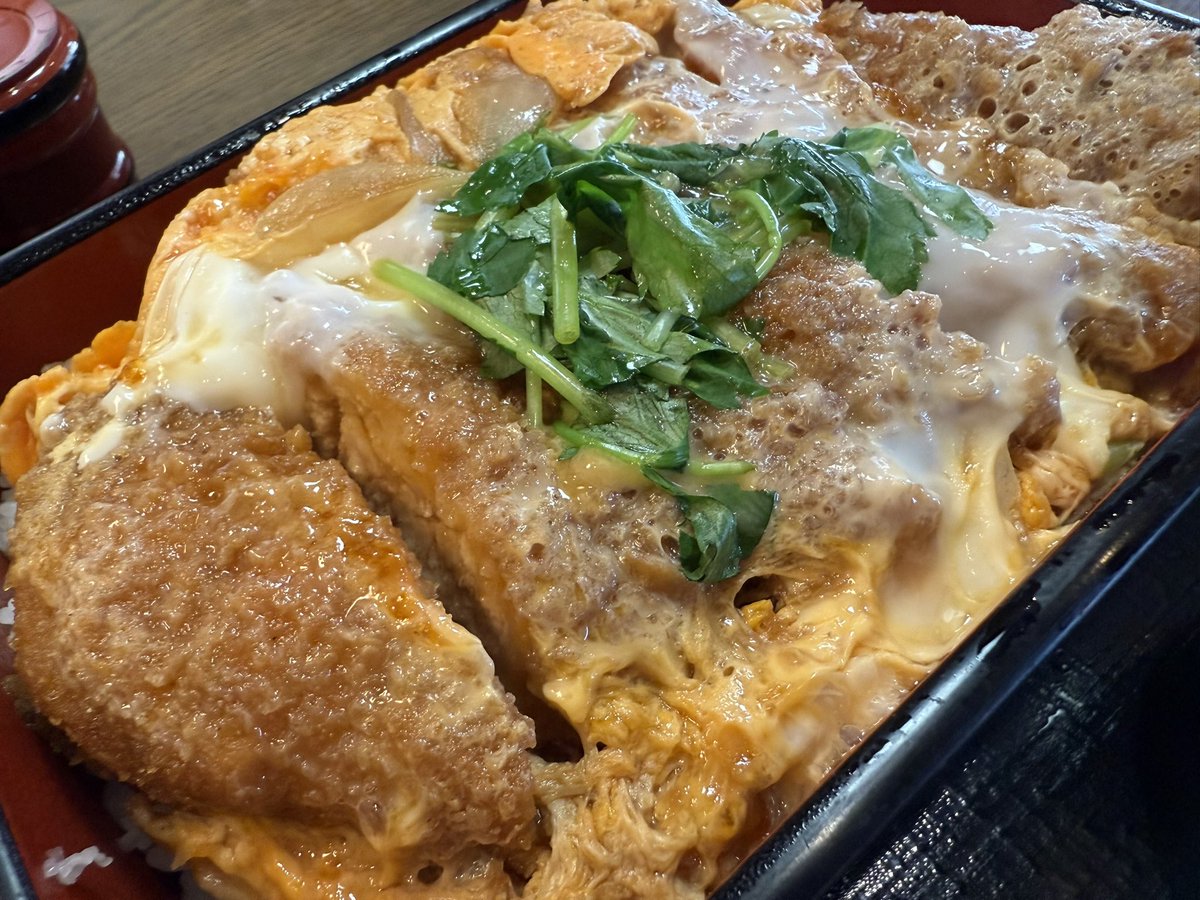 蕎麦屋のかつ丼。 駅から徒歩45分なのにいつも満席。