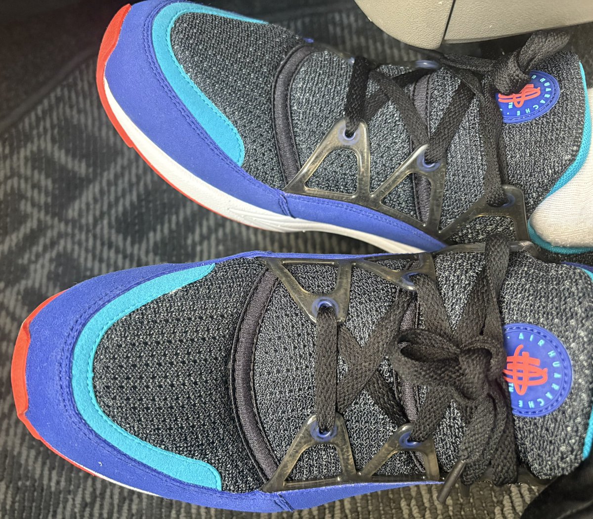sindankic's tweet photo. 本日のスニは『Nike Air Huarache Light "Ultramarine"』
昨夜、運動頑張りすぎて体バキバキなんで車移動です🚗 https://t.co/bCH6ZYFlB9