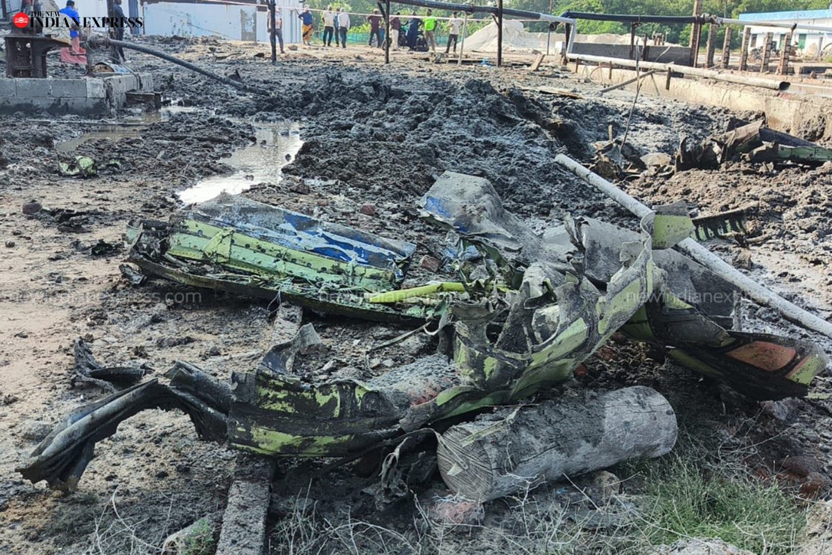 An Indian Air Force PC-7 Mk II trainer aircraft crashed near the #Tambaram air base during a routine mission, with the pilot ejecting safely, and a Court of Inquiry was ordered to determine the cause.

Express photos | <a href="/ashwinacharya05/">Ashwin Prasath</a> 

Read more here:
newindianexpress.com/cities/chennai…