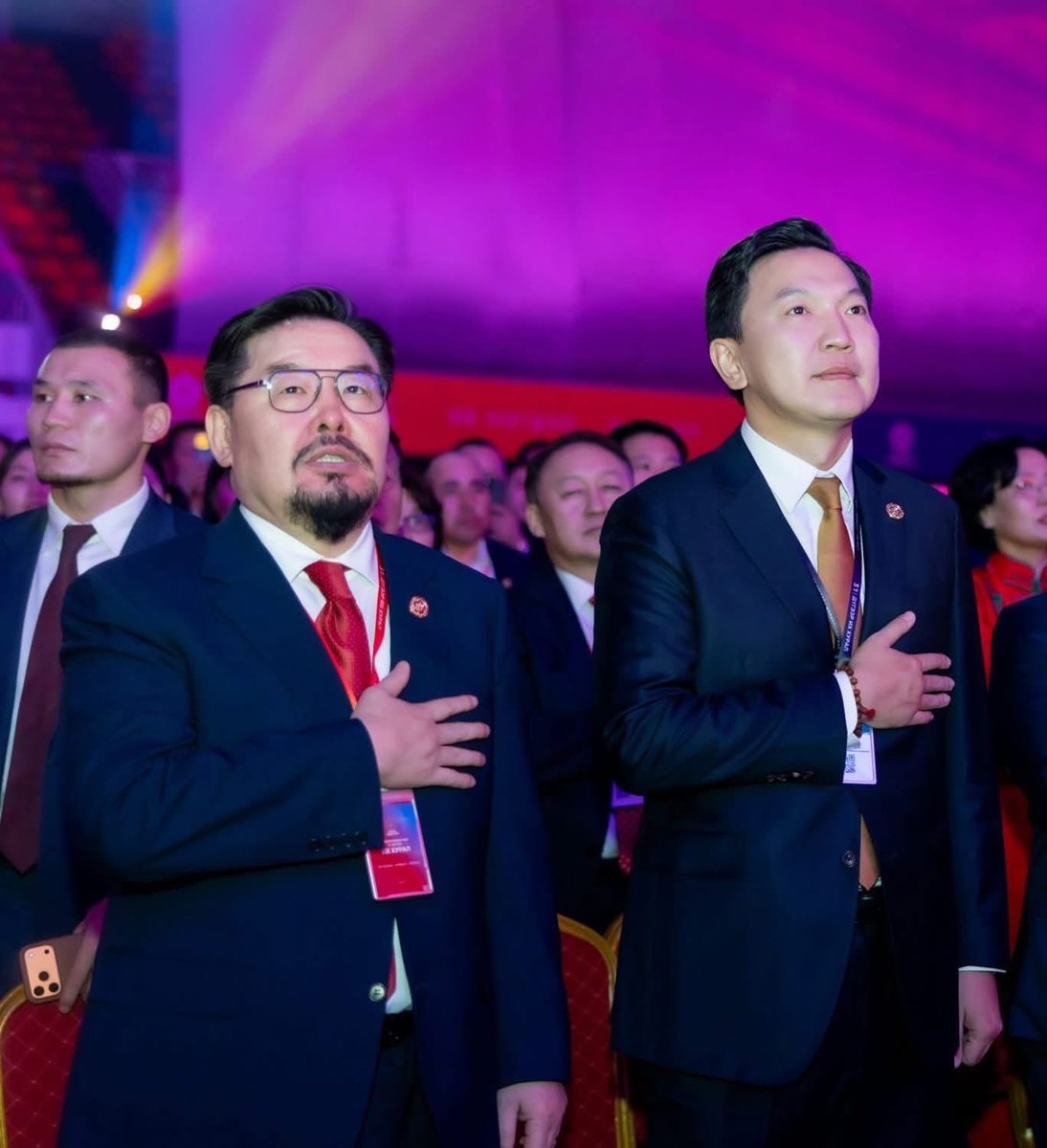 Нэг нь намаа нэг нь улсаа аваад явы гэж тохирсон болтойм