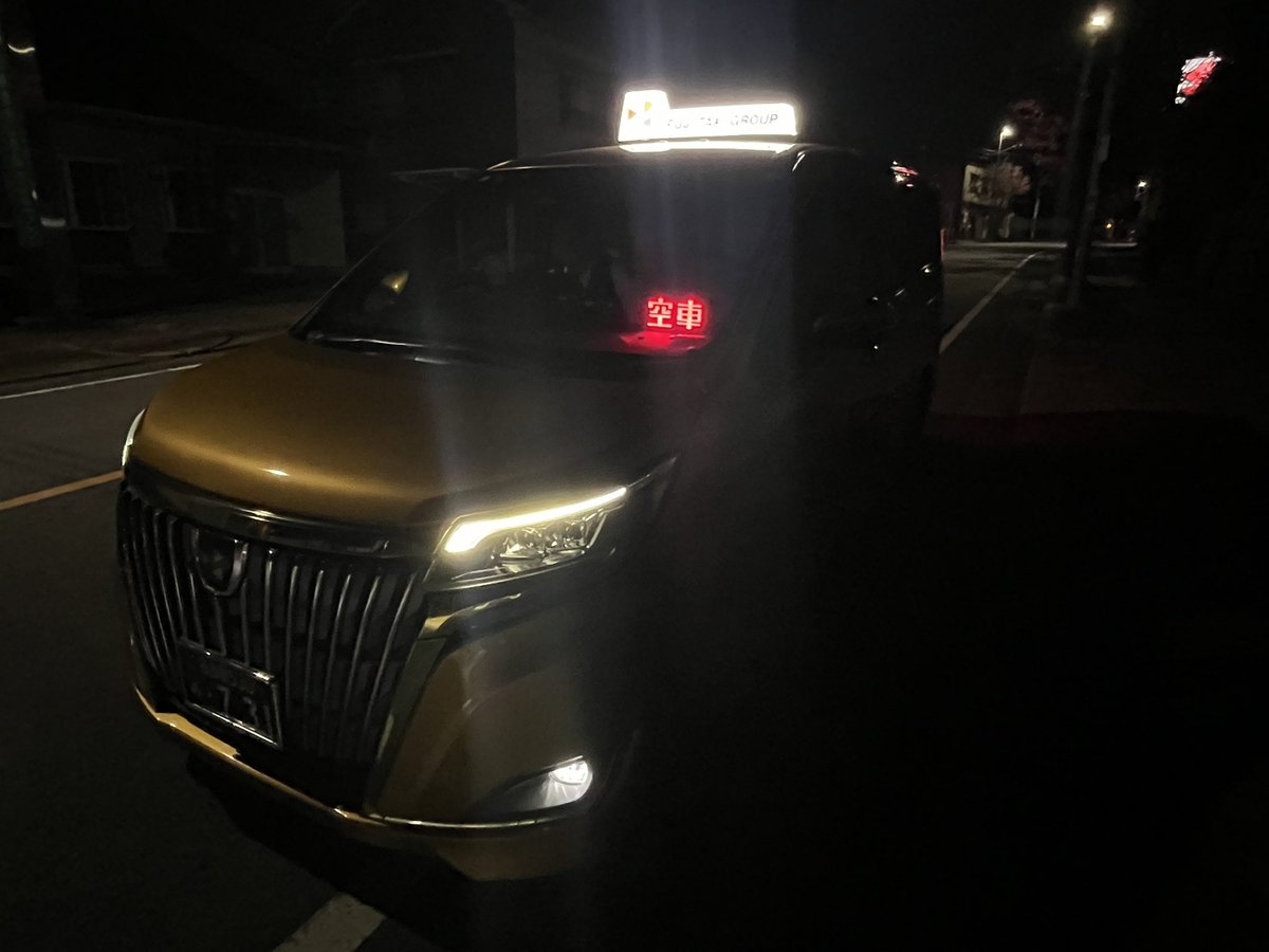 tomohiro_sawa's tweet image. 【幸せの金色タクシー】
名古屋で１台
いま、３代目なんだそうです。
エスクァイア

乗れると、お守りいただけます
今は限定で、ドクターイエローとコラボしていると

#健康第一
#ならばタクシー帰宅するまで飲んではいけないかお