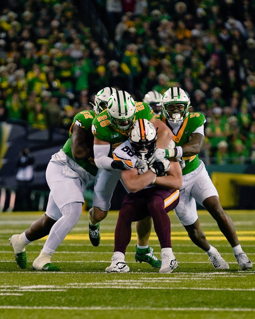 jh17644's tweet photo. Defense holds Minnesota to just a field goal. Ducks have given up only 84 total yards so far.
#DUCKS lead 21-6 with 2 minutes left in the half. https://t.co/afg5WqWFUT
#GoDucks #Minnesota vs #oregon #Minnesotafreak #OregonFirst #oregonsunstone https://t.co/L5xpFTNtu6