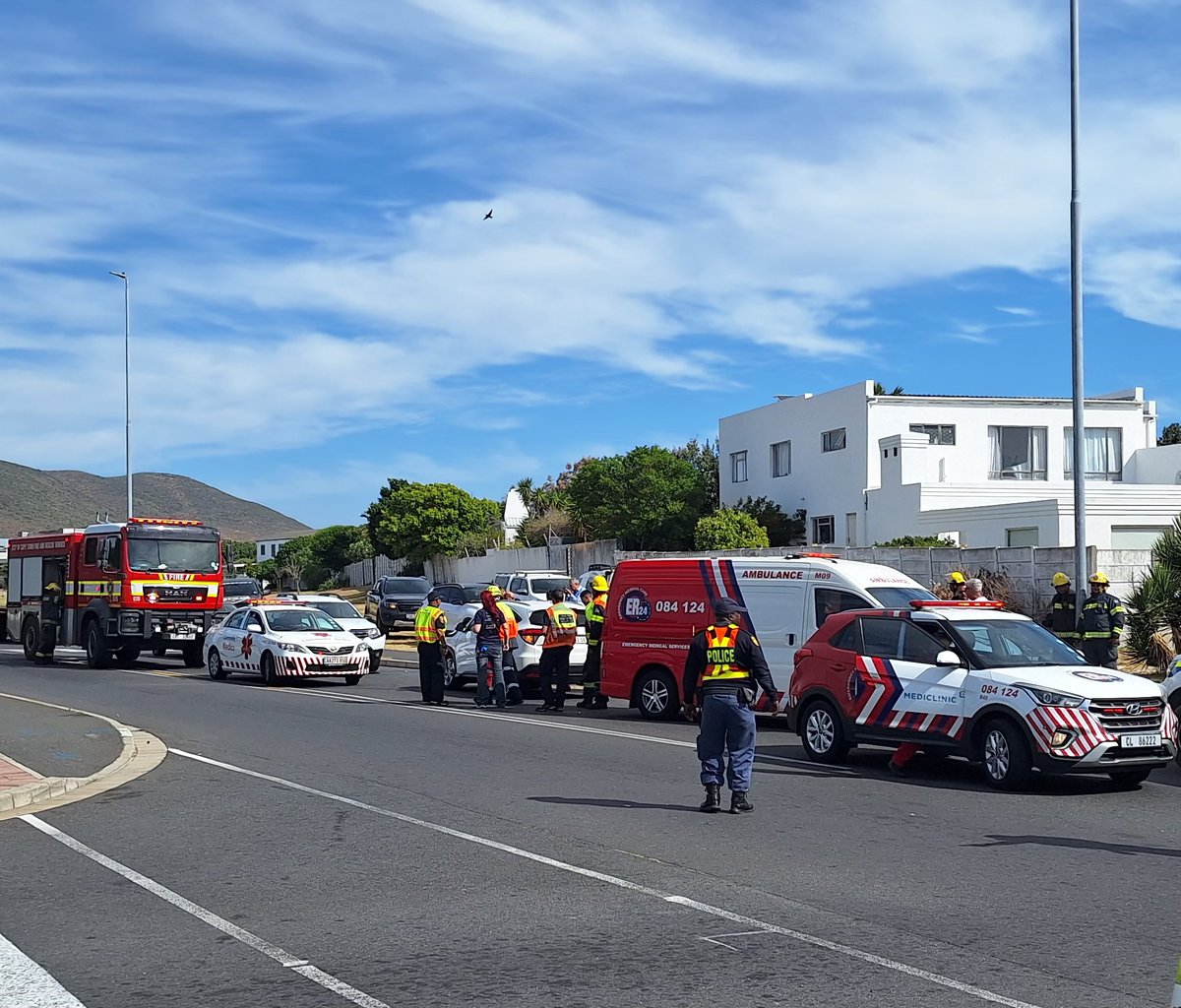 _ArriveAlive's tweet photo. Motor vehicle collision involving three vehicles on Birkenhead Drive, Melkbosstrand

https://t.co/E2uqH7DANy

#ArriveAlive #CommunityMedics https://t.co/UVL0TvVTIl