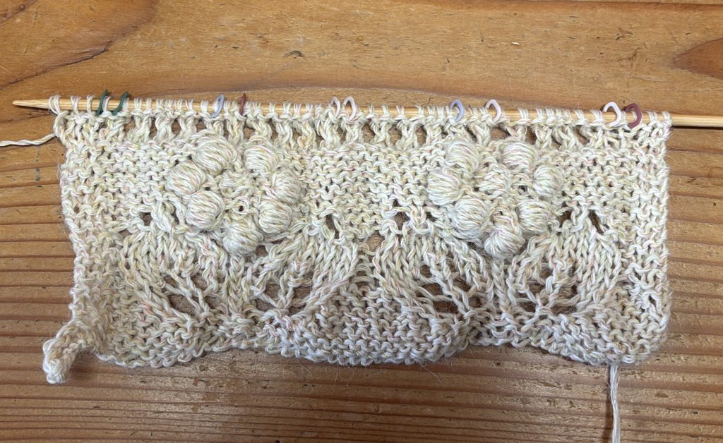 choco_crochet's tweet photo. 2度目の挑戦
お花は良くなったけど葉っぱの様子が違う気がする…
この上にもう1模様編んでみよ〜
#applemints
#透かし編みのウエア https://t.co/zZcvteRmsq