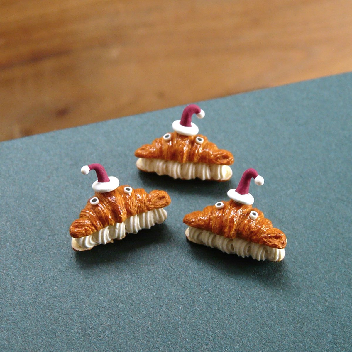 karhu_lab's tweet photo. すべて手づくりのミニチュアおやつを作っています‼
ぜひ見に来てみてください〜
会場暑いです〜トイレ横の自販とかは売り切れてなくて良いですよ

🐻出展名　karhu/カルフ
🐻出展日　11/15・16両日
🐻ブース　西館4階 N-305
#ミニチュア
#デザインフェスタ62
#デザフェス62 https://t.co/qtkJDf1sJu