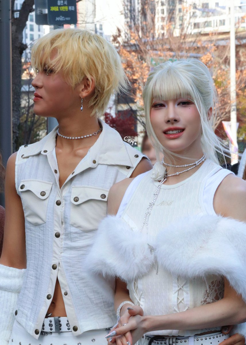 xlovletter's tweet image. 251115 일일팬매 

라벤더즈 완전 이쁘당

#XLOV #엑스러브 #RUI #루이 #HYUN #현