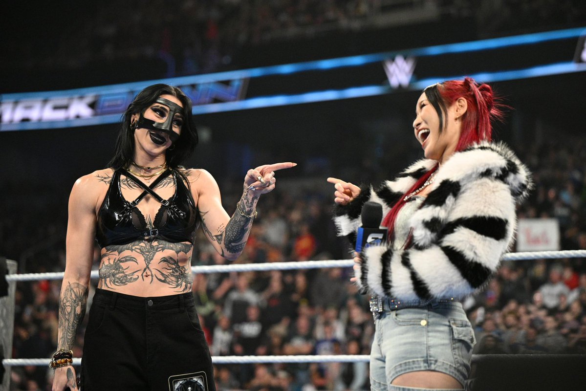 Iyo_SkyWWE's tweet image. We were here tonight 
 #SmackDown Albany!!!

☆*:.｡. 😄👉  👈😆 .｡.:*☆