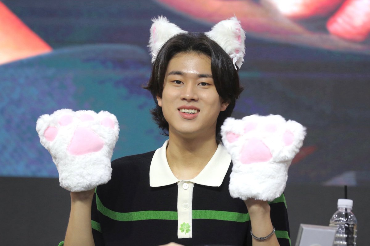 nnoomu's tweet photo. 220812 #이무진 메이크스타 팬싸

발바닥 구경 🐾 https://t.co/axgKriFt9h