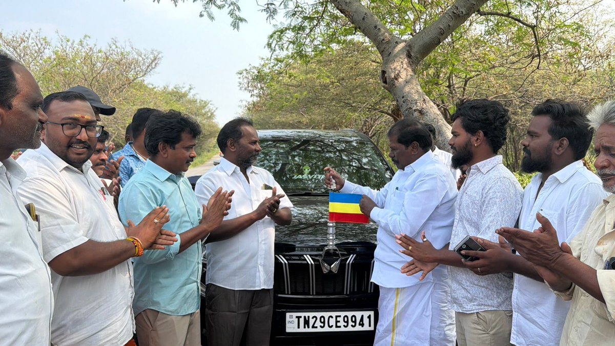 PmkGkm's tweet photo. 15.11.2025 இன்று பென்னாகரம் தொகுதி பன்னீர்செல்வம் புதிதாக வாங்கிய வாகனத்திற்கு நமது பா.ம.க கொடியை பொருத்தியபோது... https://t.co/zPZYEEAeeJ
