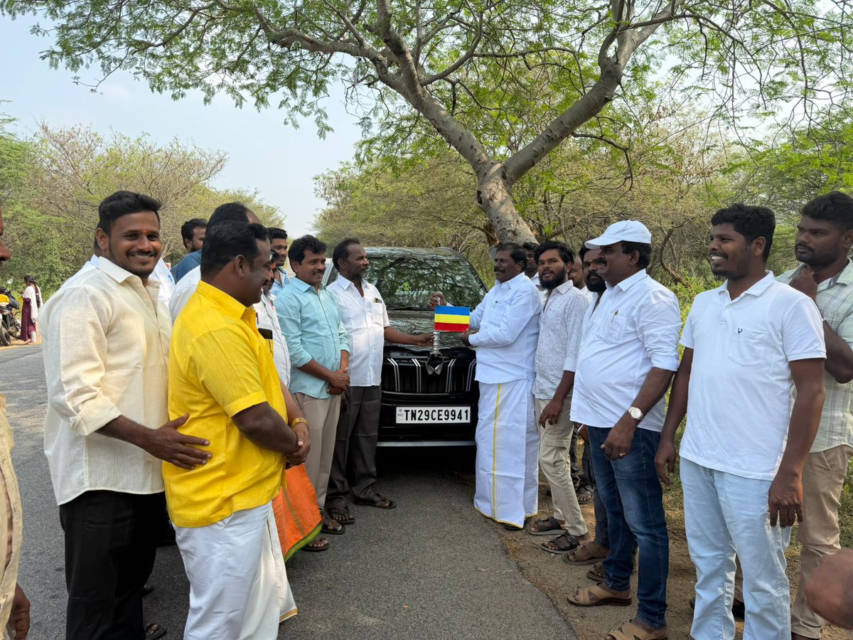 PmkGkm's tweet photo. 15.11.2025 இன்று பென்னாகரம் தொகுதி பன்னீர்செல்வம் புதிதாக வாங்கிய வாகனத்திற்கு நமது பா.ம.க கொடியை பொருத்தியபோது... https://t.co/zPZYEEAeeJ