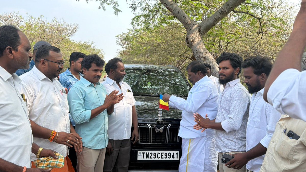 PmkGkm's tweet photo. 15.11.2025 இன்று பென்னாகரம் தொகுதி பன்னீர்செல்வம் புதிதாக வாங்கிய வாகனத்திற்கு நமது பா.ம.க கொடியை பொருத்தியபோது... https://t.co/zPZYEEAeeJ