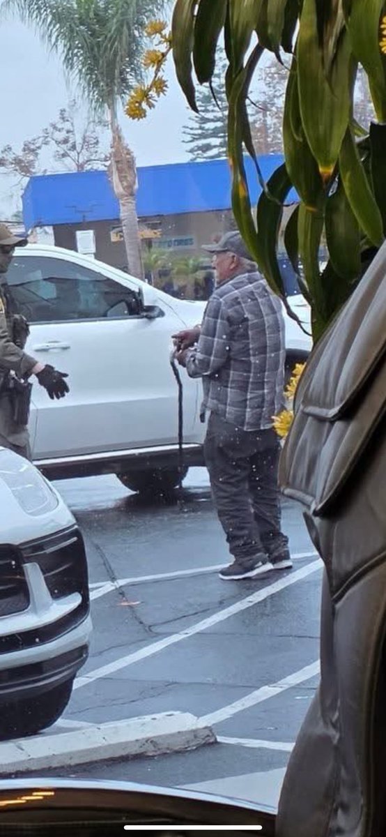 el_tragon_de_LA's tweet image. Border Patrol has been targeting the elderly heavily. Today in Santa Ana, that’s almost all they took, including this man and his cane.