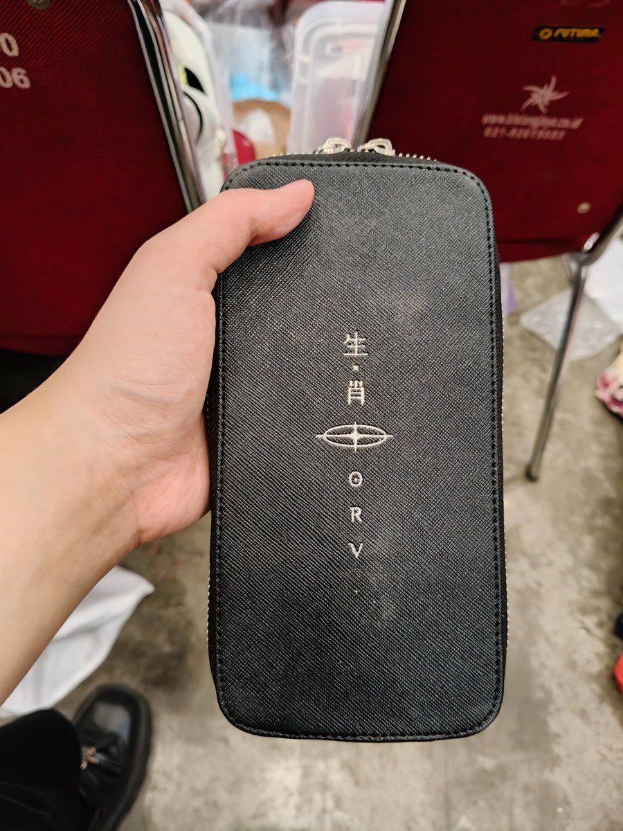 ‼️FOUND AN ORV WALLET UNDER MY TABLE (J-41A)

If this is yours, please contact me! I'm keeping it safe in my bag currently #cf21