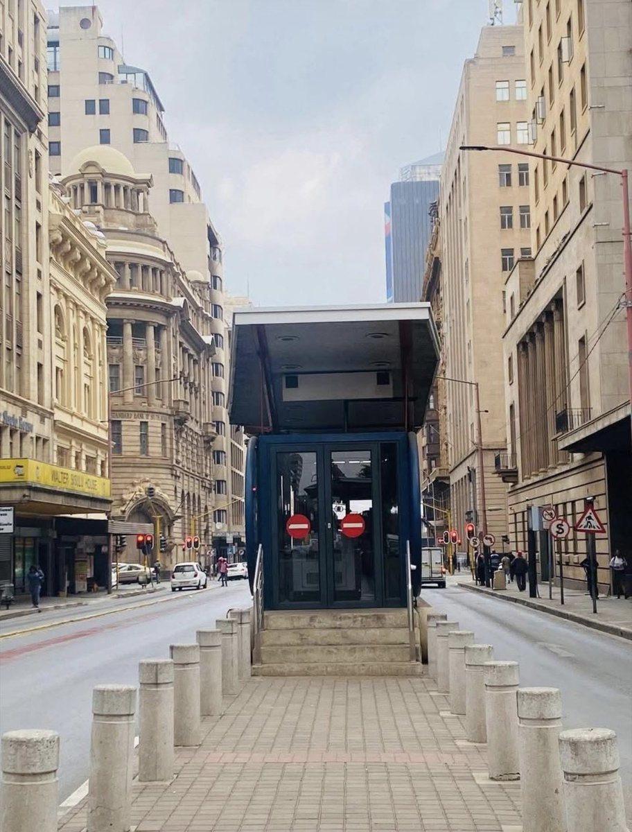 NgwenyaNhla's tweet image. Look at Joburg CBD, it’s possible &amp;amp; it is not too late. Next Hillbrow, Berea, Yeoville please.