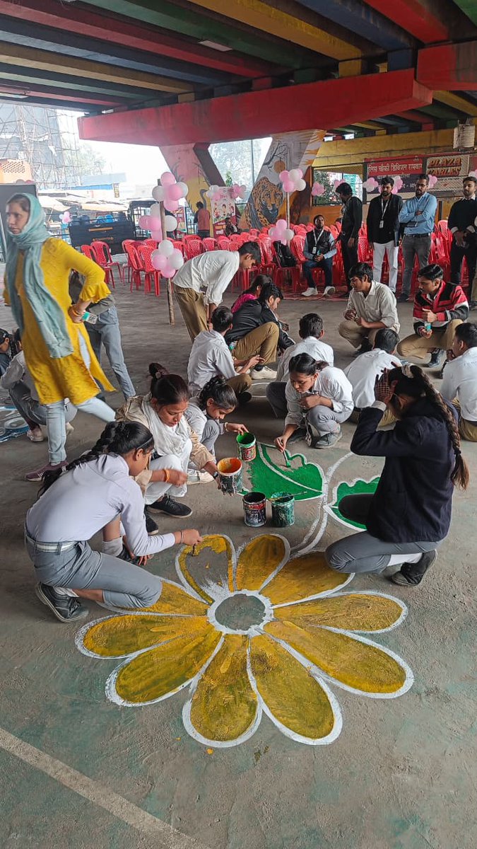 SwachhBharatGov's tweet image. Agra Nagar Nigam marked #ChildrensDay in a unique way—transforming a city flyover into a vibrant zone of creativity and joy! 150+ kids joined floor painting, poster making &amp;amp; basketball. Something Creative. Something for Children. 🌟🏅 #SwachhBharat #ChildrensDay