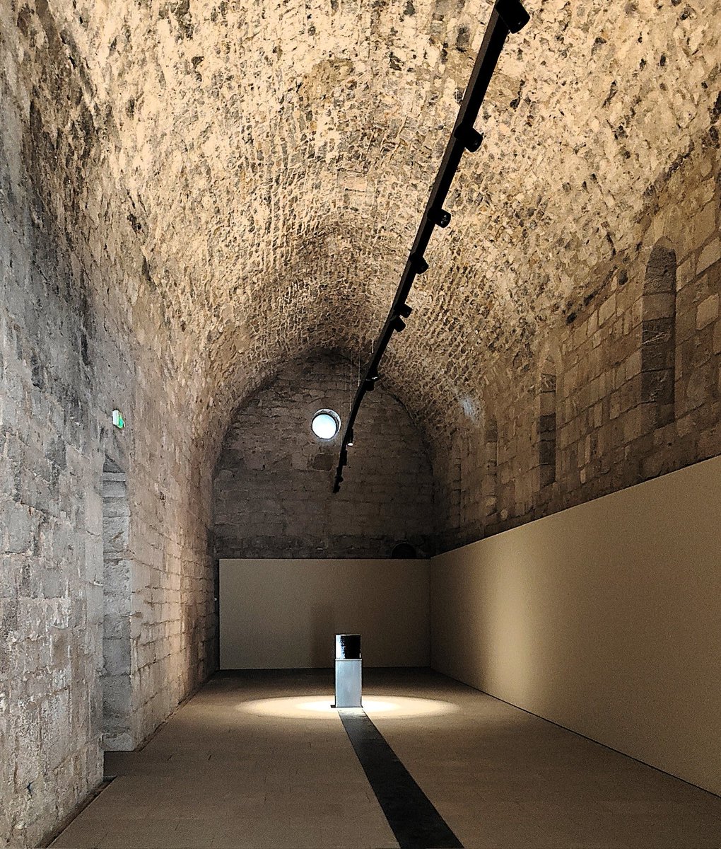 Volta de canó apuntada. S. XIII. Pas previ en el temps a la creueria. Volta grassa correguda (no dovelles, no trams) del refetor, de la canònica de Vilabertran. També dit: volta o arc de punta d'ametlla.