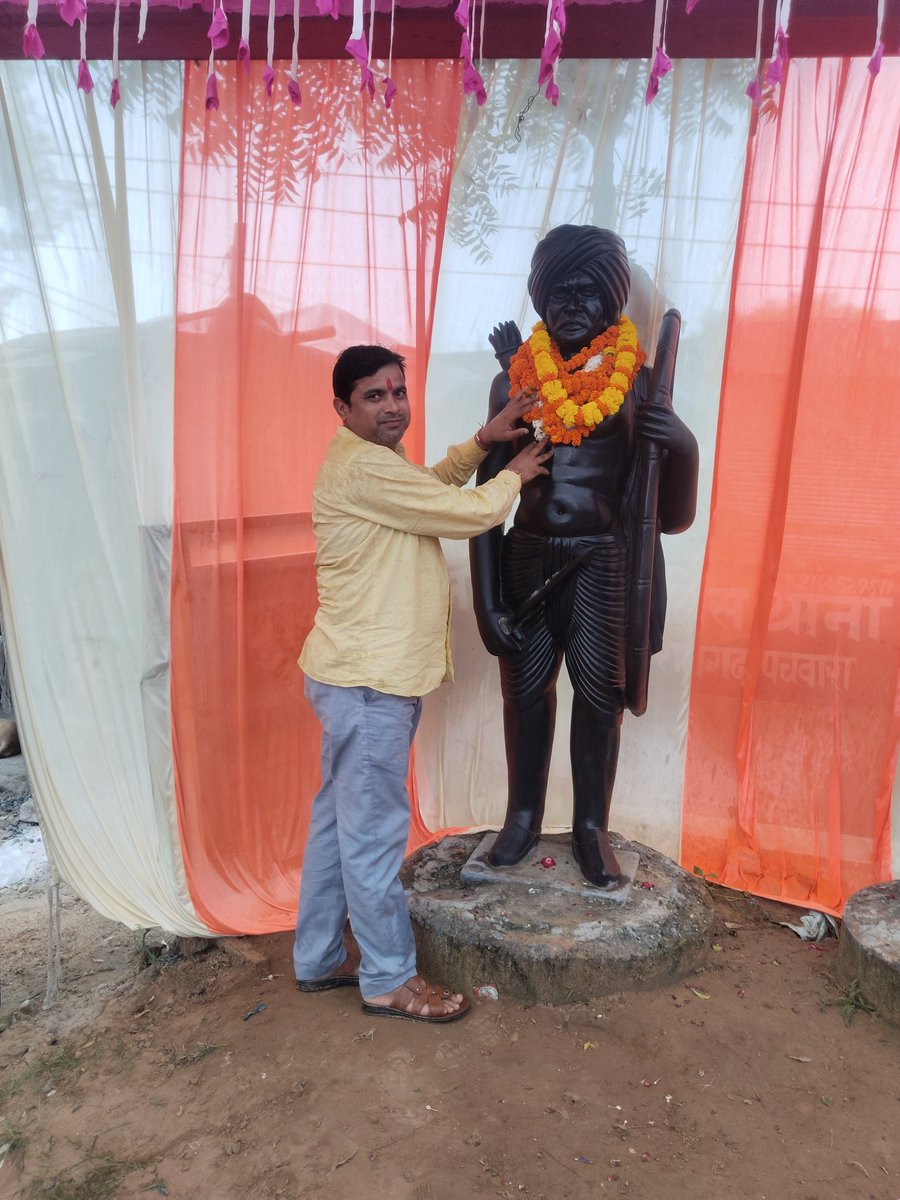 कोई पूछे कौन था विरसा मुंडा?

तो उसे गर्व से बताना 25 साल की
उम्र में अंग्रेजी हुकूमत को हिला देने
वाला !!

एक आदिवासी वीर योद्धा था
भगवान बिरसा मुंडा !!
#बिरसा_मुंडा_अमर_रहें