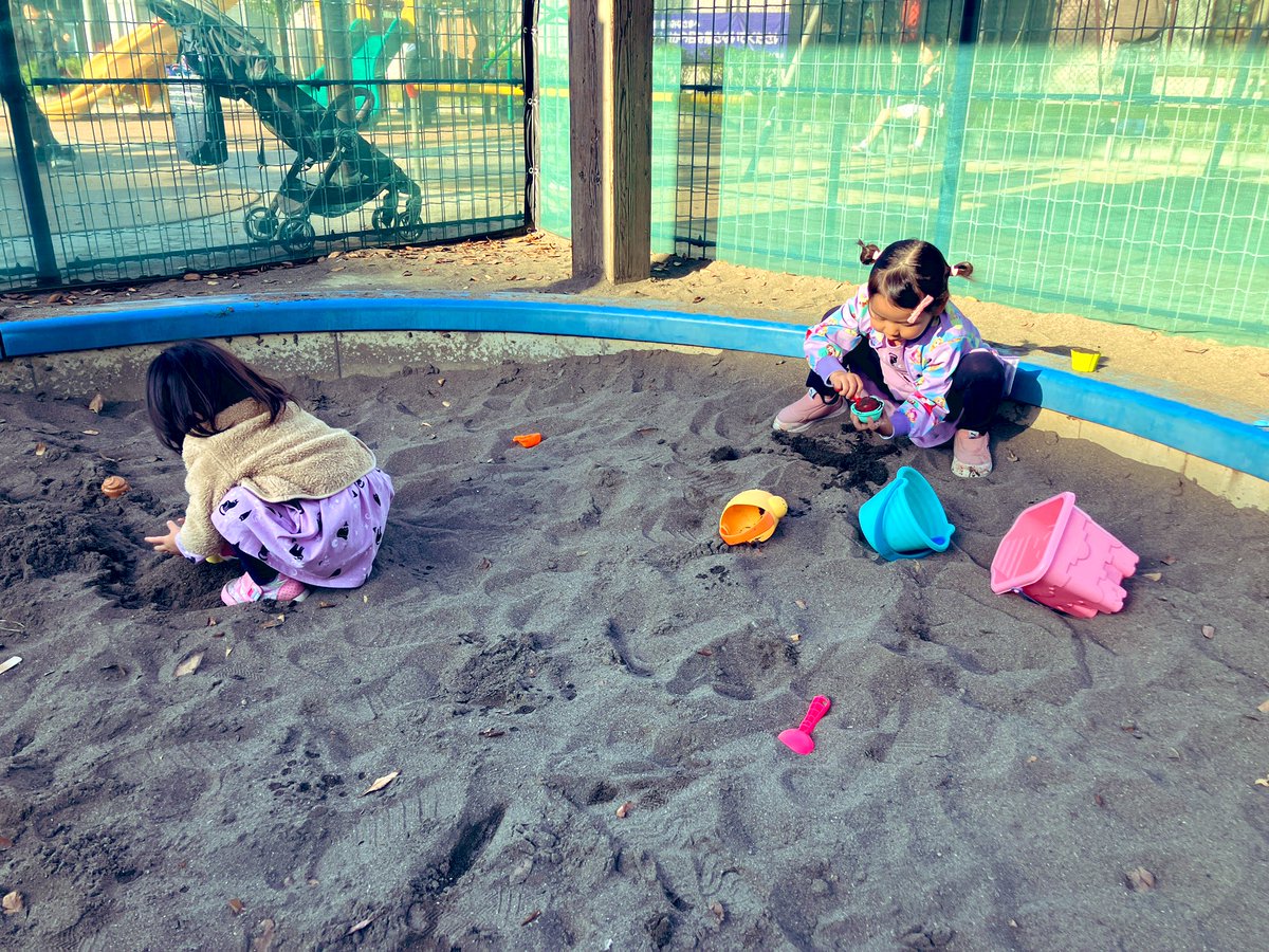 ppl1818's tweet photo. 起床→朝食・洗濯・支度諸々→長女習い事送り→次女と公園→長女���迎え→帰宅、豚汁にうどんぶちこみ昼食→皮膚科連れてく→薬局→実家→また公園（イマココ🙌🏻）まだ14時！！ワンオペの1日超ナゲェーーーー https://t.co/scHUXnZ96k