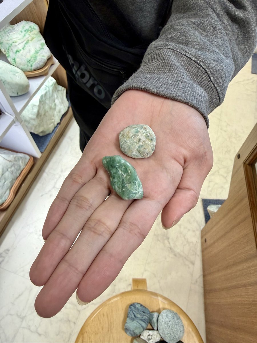お客さんがゲット‼️ こちらの方は今回素敵な翡翠を2つ拾われました