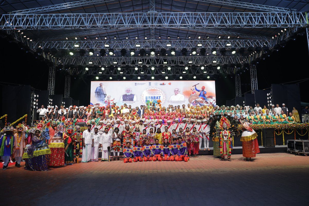 Cysca_Gujarat's tweet image. ભારત પર્વના મંચ પર જ્યારે ભારતની વિવિધ સંસ્કૃતિઓએ એકસૂત્રે બંધાઈને પ્રદર્શન કર્યું, ત્યારે એક ભારત, શ્રેષ્ઠ ભારતનો સંકલ્પ સાકાર થયો. આ ઉત્સવ આપણી અદ્ભુત અનેકતામાં એકતાનું એવું પ્રતીક છે, જે આપણી રાષ્ટ્રીય ભાવનાને નવી ઊંચાઈ આપે છે.
.
.
.
#StatueOfUnity #BharatParv2025…