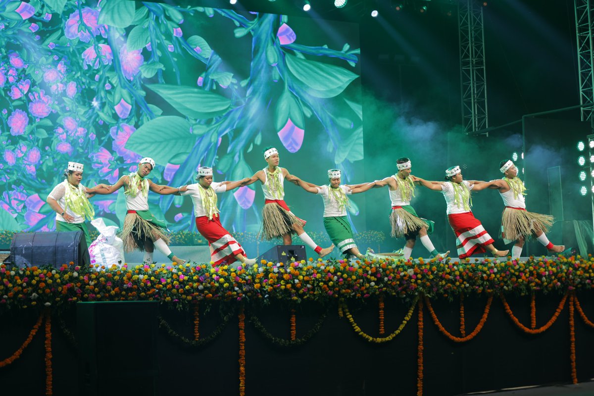 Cysca_Gujarat's tweet image. ભારત પર્વના મંચ પર જ્યારે ભારતની વિવિધ સંસ્કૃતિઓએ એકસૂત્રે બંધાઈને પ્રદર્શન કર્યું, ત્યારે એક ભારત, શ્રેષ્ઠ ભારતનો સંકલ્પ સાકાર થયો. આ ઉત્સવ આપણી અદ્ભુત અનેકતામાં એકતાનું એવું પ્રતીક છે, જે આપણી રાષ્ટ્રીય ભાવનાને નવી ઊંચાઈ આપે છે.
.
.
.
#StatueOfUnity #BharatParv2025…