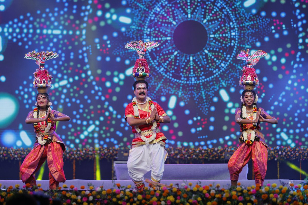 Cysca_Gujarat's tweet image. ભારત પર્વના મંચ પર જ્યારે ભારતની વિવિધ સંસ્કૃતિઓએ એકસૂત્રે બંધાઈને પ્રદર્શન કર્યું, ત્યારે એક ભારત, શ્રેષ્ઠ ભારતનો સંકલ્પ સાકાર થયો. આ ઉત્સવ આપણી અદ્ભુત અનેકતામાં એકતાનું એવું પ્રતીક છે, જે આપણી રાષ્ટ્રીય ભાવનાને નવી ઊંચાઈ આપે છે.
.
.
.
#StatueOfUnity #BharatParv2025…