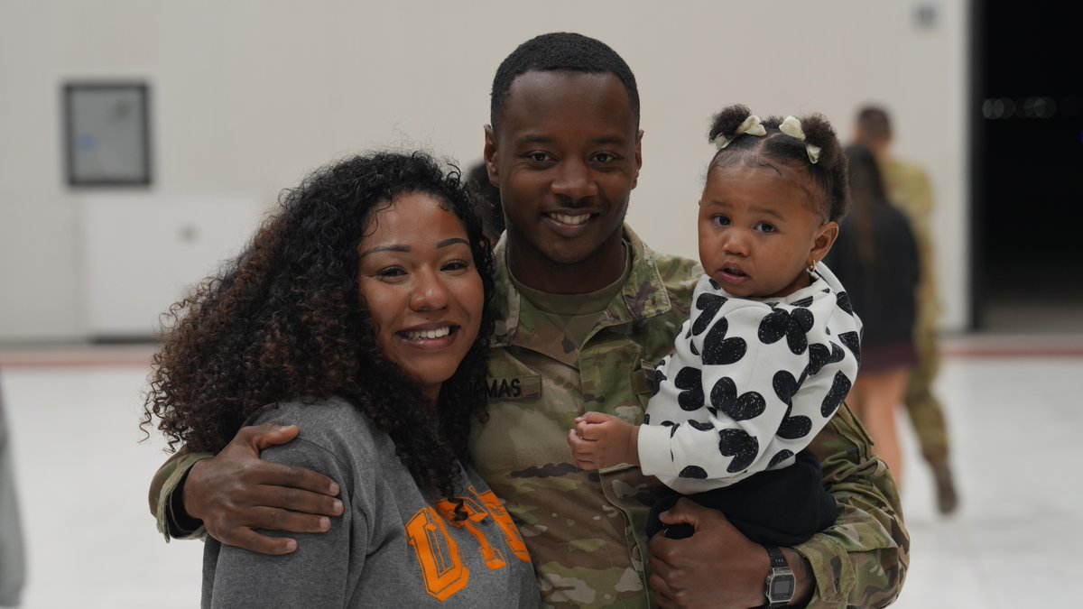 1stArmoredDiv's tweet photo. Welcome Home, Iron Soldiers! 

After more than 9 months overseas, our 1st Armored Division Soldiers are finally back where they belong—home with their families. The reunions were filled with open arms, hugs, and joyful tears.

#IronSoldiers #FortBliss #ArmyStrong https://t.co/BNtRFTDuBo