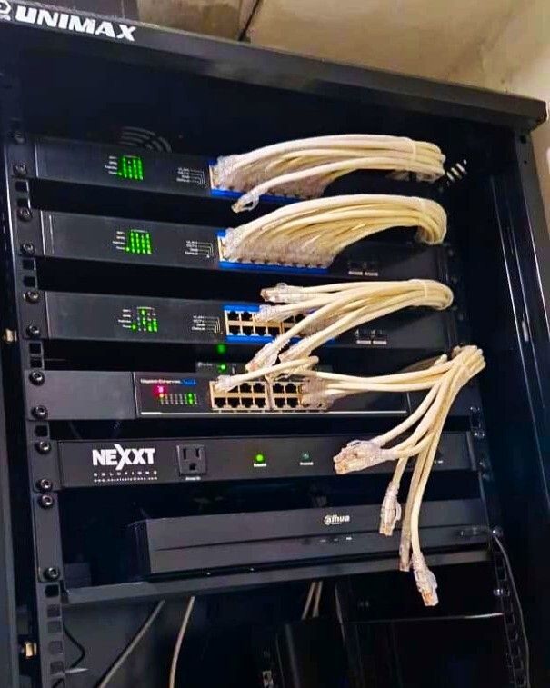 prooqllc's tweet image. En PROOQ S.A. instalamos soluciones integrales que optimizan la operación de tu negocio. Nuestro equipo asegura una infraestructura tecnológica robusta y confiable para sistemas de facturación y videovigilancia. ¡Confía en nuestra experiencia y mejora tu seguridad hoy! 💼🔧📊