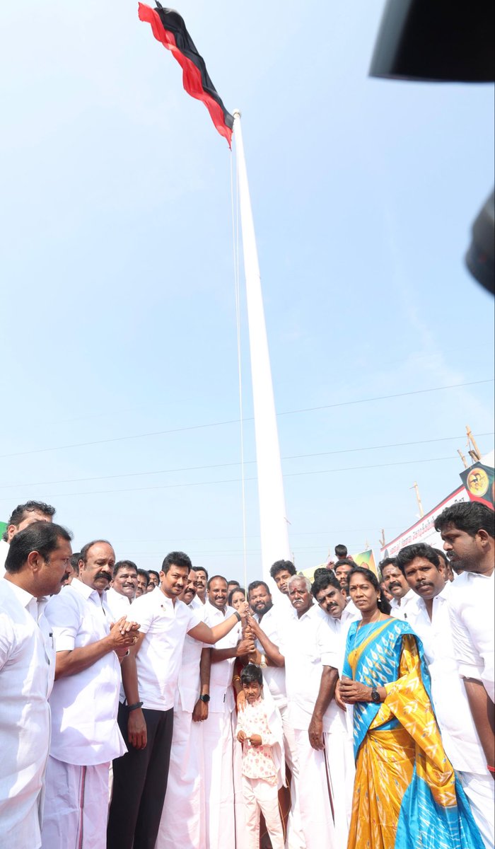 Udhaystalin's tweet photo. சிவகங்கை மாவட்டக்கழகம் கோவிலூரில் கழக செய்தித் தொடர்பு துணைத்தலைவர் அண்ணன் மருது அழகுராஜ் ஏற்பாட்டில் கலைஞர் நினைவு கொடிக்கம்பம் நாட்டு விழாவில் பங்கேற்று கழகத்தின் கருப்பு - சிவப்பு கொடியை ஏற்றி வைத்தோம்.

பேரறிஞர் அண்ணாவால் உருவாக்கப்பட்டு - முத்தமிழறிஞர் கலைஞர் அவர்களால் வளர்த்தெடுக்கப்பட்டு - நம் தலைவர் @mkstalin அவர்களால் உயர்த்திப்பிடிக்கப்படும் கழக இருவண்ண கொடியை ஏற்றி வைத்ததில் பெருமை கொள்கிறோம். 

உயரப்பறக்கும் கழகக்கொடியை போல 2026-இல் வெற்றிக்கொடி நாட்டுவோம் என்று உரையாற்றினோம்!

@OfficeOfKRP @TamilarasiMLA